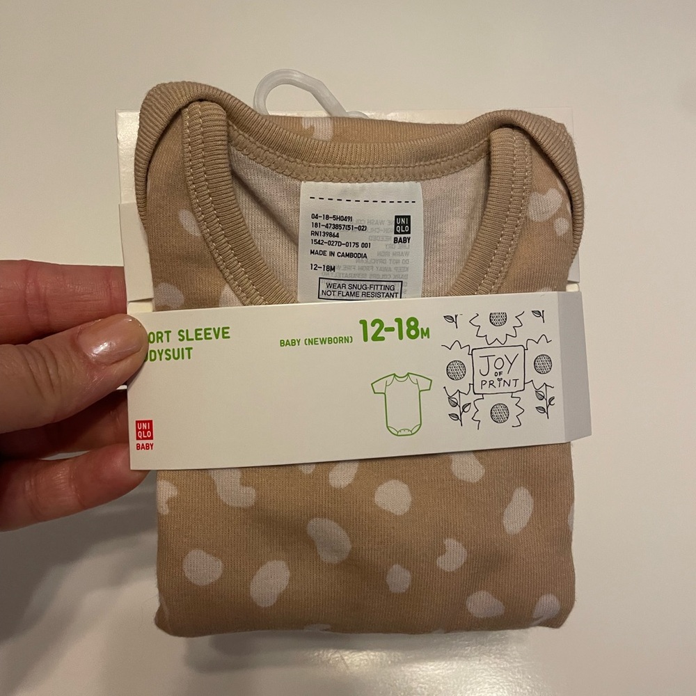 Uniqlo Baby Size 12-18 M Short Sleeve Bodysuit in Tan and White NWT